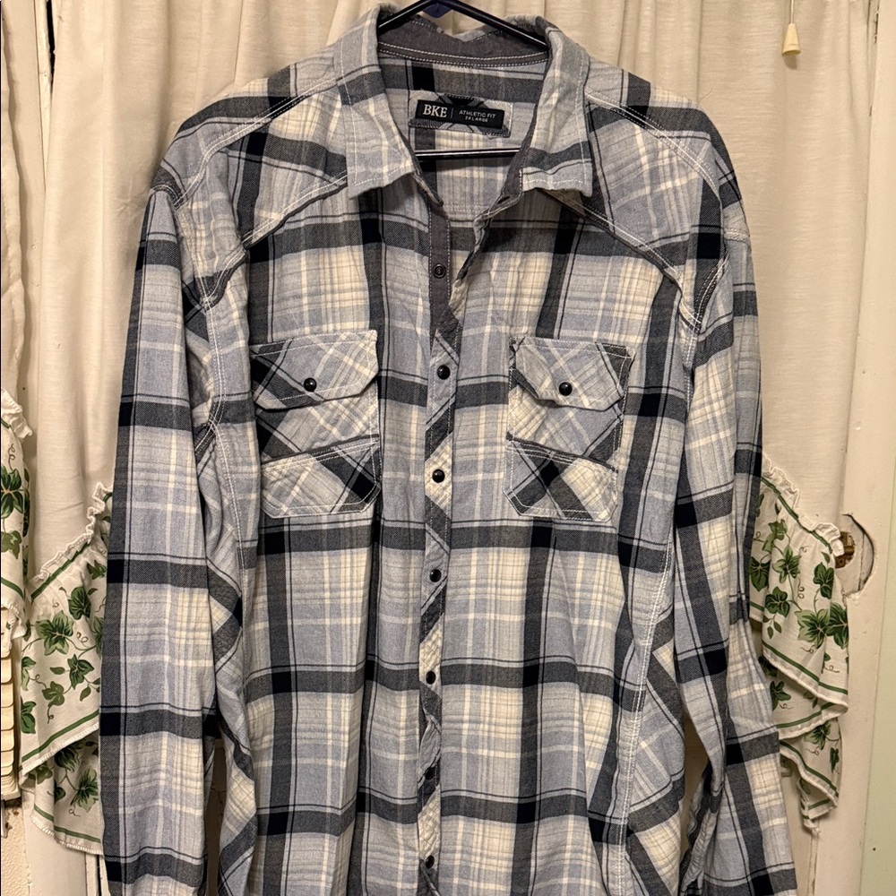 BKE Men's Gray and White Plaid Button Down Shirt